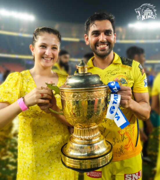 একসময় আইপিএল ম্যাচ শেষে মাঠেই বান্ধবীকে প্রপোজ করেছিলেন দীপক চাহার। ২০২৩ সালে চ্যাম্পিয়ন হওয়ার পর সঙ্গীর সঙ্গে ফটো সেশন করেন সিএসকের পেসার। ছবি সৌ: সিএসকে ট্যুইটার