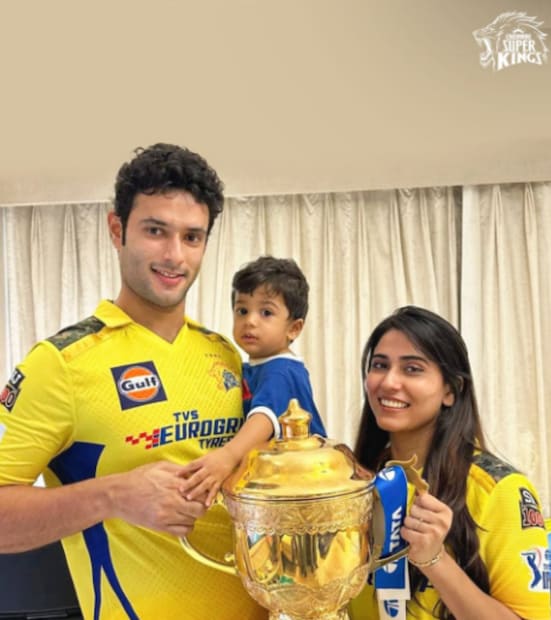 এবারের আইপিএলে সিএসকের বিগ হিটারদের মধ্যে অন্যতম শিবম দুবে। ফাইনালেও খেলেছেন ঝোড়ো ইনিংস। ম্যাচ শেষে হোটেলে পরিবারের সঙ্গে ছবি শেয়াক করেন তিনি। ছবি সৌ: সিএসকে ট্যুইটার