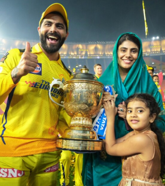 সিএসকের আইপিএল জয়ের অন্যতম সেরা তারকা রবীন্দ্র জাদেজা। তার ব্যাটেই শেষ মুহূর্তে জয় পায় চেন্নাই। ম্যাচের পর তাকেও দেখা যায় পরিবারের সঙ্গে কোয়ালিটি টাইম কাটাচ্ছেন। ছবি সৌ: সিএসকে ট্যুইটার
