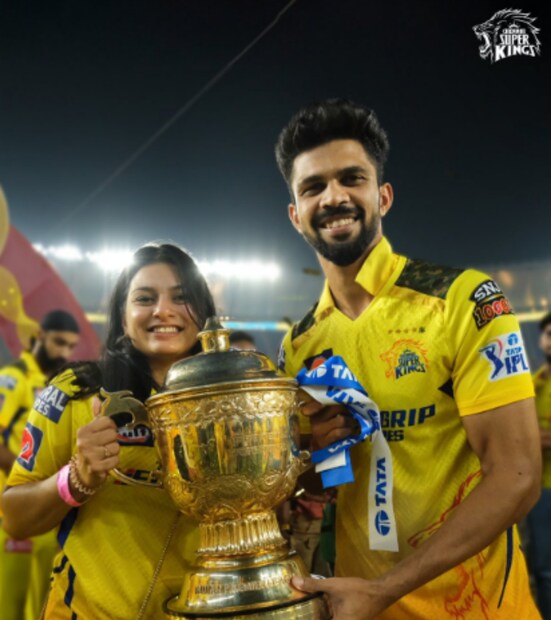 এবারের আইপিএলে সিএসকের ওপেনিংয়ে দুরন্ত ফর্মে ছিলেন রুতুরাজ গায়কোয়াড়। ফাইনালেও খেলেছেন দুরন্ত ইনিংস। চ্যাম্পিয়ন হওয়ার পর তাকেও পাওয়া যায় খোশ মেজাজে। ছবি সৌ: সিএসকে ট্যুইটার