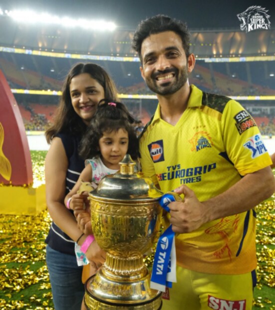 এবারের আইিপএল নিজেকে নতুনভাবে ফিরে পেয়েছেন অজিঙ্কা রাহানে। ফাইনালেও গুরুত্বপূর্ণ ইনিংস খেলেন জিঙ্কস। চ্যাম্পিয়ন হওয়ার পর পরিবারের সঙ্গে দেখা যায় তাকেও। ছবি সৌ: সিএসকে ট্যুইটার