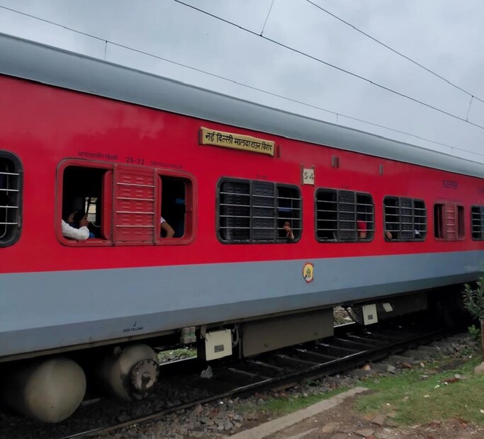 ১৩৪১৩ মালদহ টাউন - দিল্লি ফারাক্কা এক্সপ্রেস ১৫ মে থেকে নতুন দুটি স্টেশনে দাঁড়াবে। রঘুনাথপুর এবং চৌসা স্টেশনে ফারাক্কা এক্সপ্রেস ২ মিনিট করে দাঁড়াবে। (Reported By: Harashit Singha)