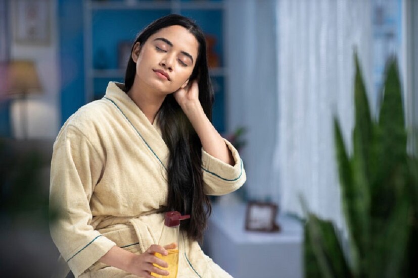 তাছাড়া তেল ধুলোবালি টানে। ফলে বালিশের বা ঘরের ধুলো সবটাই চুলে আটকে যায়। যাতে শুধু চুলের নয় স্ক্যাল্পেরও ক্ষতি হয়। তা হলে কখন চুলে তেল লাগাবেন? তার কিছু নিয়ম রয়েছে। photo source collected 