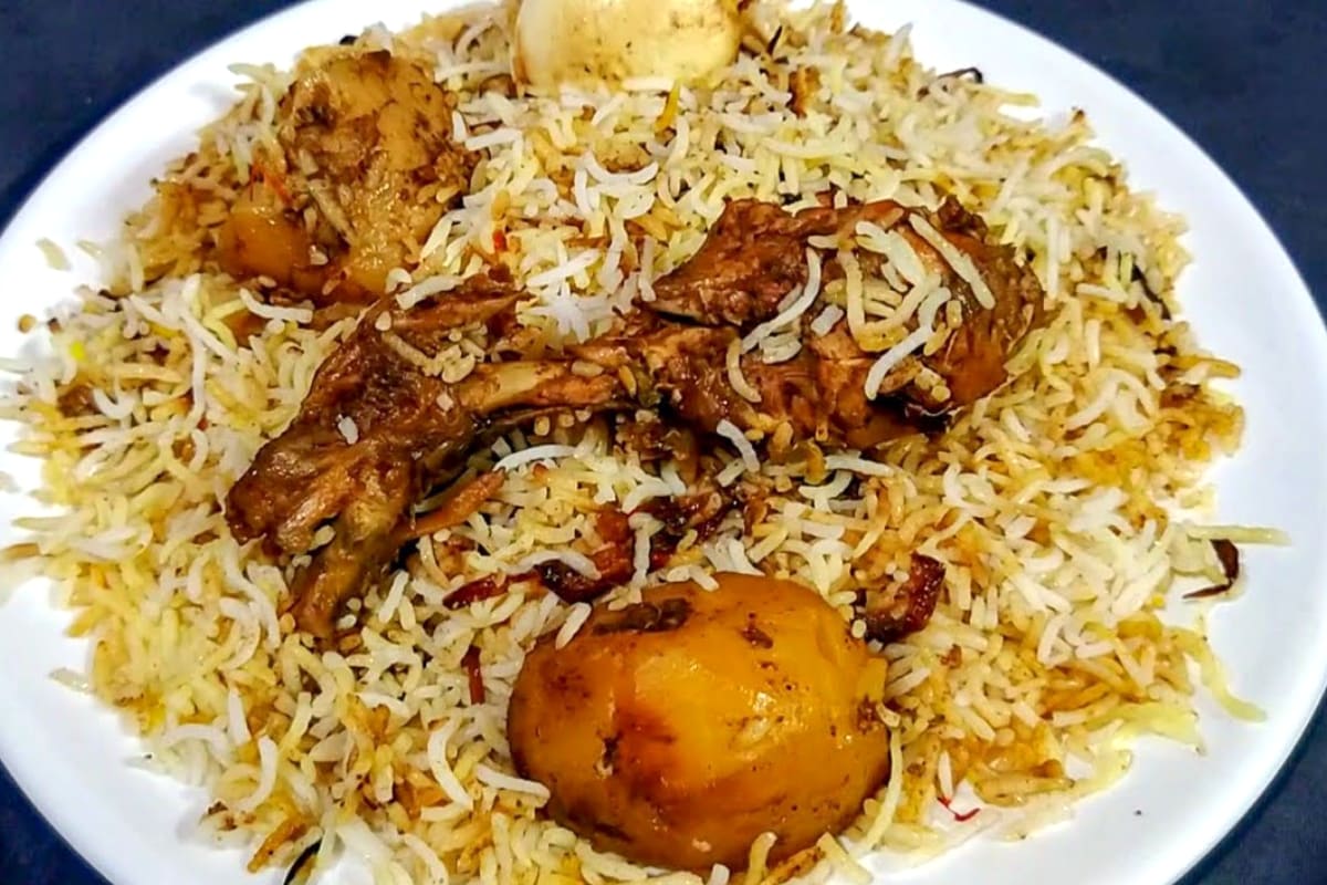 হায়দ্রাবাদ বিরিয়ানি প্রেমীদের জন্য অত্যন্ত প্রিয়। এখানকার স্পেশাল দম বিরিয়ানি শহরের যে কোনো রাস্তায় বা আউটলেটে পাওয়া যাবে। সম্প্রতি সেখানে অরুণ নামে এক ব্যক্তি স্থানীয় একটি নামকরা রেস্তোরাঁয় খেতে গিয়েছিলেন। (প্রতীকী ছবি)