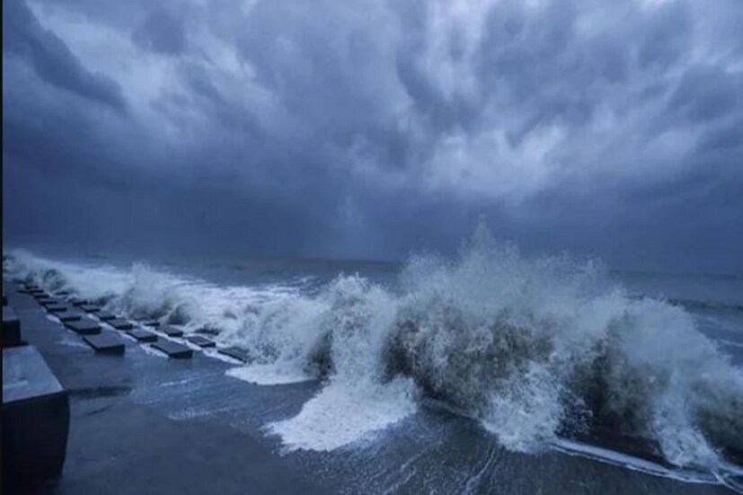 ঘূর্ণিঝড় মোকা রবিবার দুপুরে বাংলাদেশের কক্সবাজার এবং মায়ানমারের কিয়াপ্পুর(kyaupyau) মাঝে স্থলভাগে আছড়ে পড়বে। আবহাওয়াবিদদের অনুমান মায়ানমারের বন্দর সিতওয়ের(sittwe) কাছাকাছি কোথাও ল্যান্ডফল করার প্রবল সম্ভাবনা। চরম শক্তিশালী ঘূর্ণিঝড় হিসাবেই এটি আছড়ে পড়বে স্থলভাগে। স্থলভাগে আছড়ে পড়ার সময় এর সর্বোচ্চ গতিবেগ হতে পারে ১৭৫ কিলোমিটার প্রতি ঘণ্টা। এখনও পর্যন্ত ঘূর্ণিঝড়ের যা গতিমুখ তাতে বাংলাদেশের মহেশখালী ও টেকনাফের মধ্যে এটি স্থলভাগে প্রবেশ করবে। এর ফলে দক্ষিণ পূর্ব বাংলাদেশের ফুলিয়া পালং রত্নপালং সোনারপাড়া জালিয়া পালং জাহাজ পুরা মাদারবুনিয়া বাহারছড়া সেন্ট মার্টিন দ্বীপ টেকনাফ ও মহেশখালী এলাকায় ব্যাপক ক্ষয় ক্ষতির আশঙ্কা৷