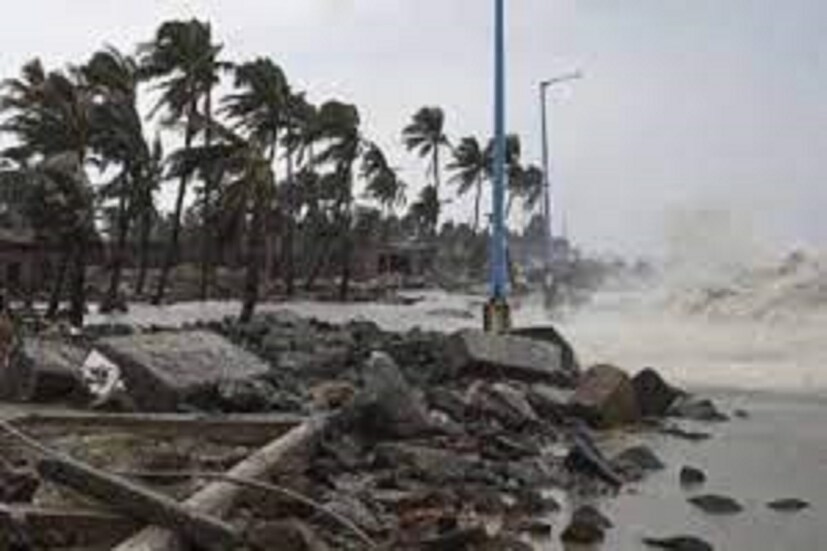 একই সঙ্গে কক্সবাজারে ৫৭৬টি আশ্রয় কেন্দ্র ৷ সব মিলিয়ে প্রায় ১০০০-র বেশি স্কুল, কলেজ সহ শিক্ষা প্রতিষ্ঠানে ৪২ হাজার মানুষকে নিরাপদ স্থানে নিয়ে যাওয়ার জন্য ব্যবস্থা নেওয়া হয়েছে ৷ প্রতীকী ছবি ৷