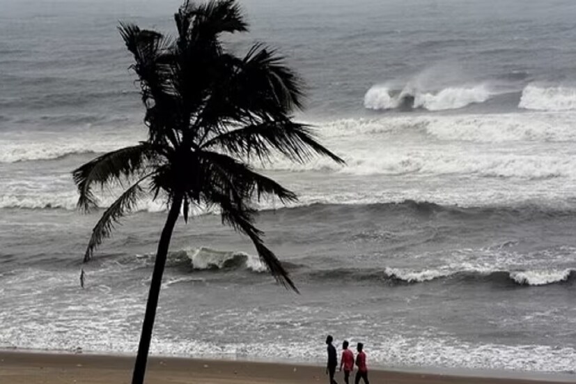অন্যদিকে বাংলাদেশের কক্সবাজার থেকে ১০১০ কিলোমিটার দক্ষিণ ও দক্ষিণ পশ্চিমে অবস্থান ঘূর্ণিঝড় মোকার। এবং মায়ানমারের সিতওয়ে বন্দর থেকে ৯৩০ কিলোমিটার দক্ষিণ ও দক্ষিণ-পশ্চিমে অবস্থান করছে। ঘূর্ণিঝড় মোকার জন্য মৎস্যজীবীদের সতর্কবার্তা দেওয়া হয়েছে। শুক্রবার থেকে রবিবার পর্যন্ত মৎস্যজীবীদের সমুদ্রে যেতে নিষেধ করা হয়েছে। মোকার প্রভাবে উত্তর বঙ্গোপসাগর উত্তাল থাকার কারণেই এই নিষেধাজ্ঞা জারি করা হয়েছে। 