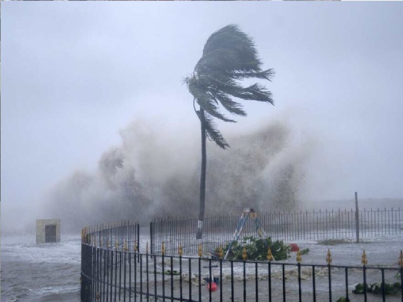 সকাল সাড়ে ১১ টার মধ্যে ঘূর্ণিঝড় মোকা চরম শক্তিশালী ঘূর্ণিঝড় হিসেবে গতিবেগ হবে ২২০ কিলোমিটার প্রতি ঘণ্টা। আজ বিকাল সাড়ে পাঁচটা পর্যন্ত ঘূর্ণিঝড় মোকার গতিবেগ চরম শক্তিশালী ঘূর্ণিঝড় হিসেবে ২২০ কিলোমিটার প্রতি ঘণ্টা থাকবে। শনিবার রাত সাড়ে ১১ টায় মোকার গতিবেগ সামান্য কমবে।