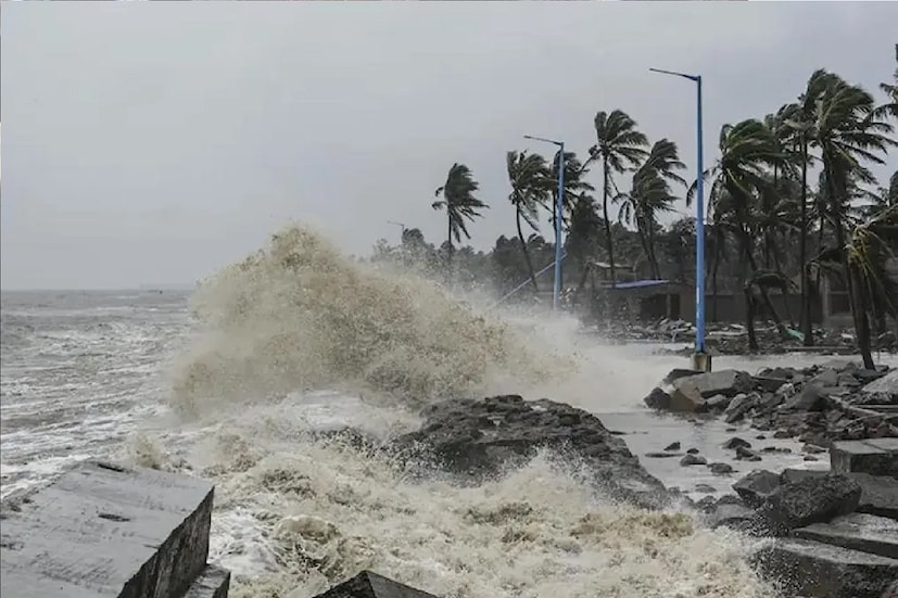 *ইতিমধ্যেই চট্টগ্রাম এবং কক্সবাজার বিমানবন্দরে বিমানের ওঠনমা বন্ধ রাখা হয়েছে। সমুদ্রে যেতে নিষেধ করা হয়েছে মৎস্যজীবীদের। শুক্রবার রাত থেকেই নোকা চলাচল বন্ধ রাখা হয়েছে। চট্টগ্রাম বন্দরে সর্বোচ্চ সতর্কতা জারি করা হয়েছে প্রশাসনের তরফে। ফাইল ছবি। 