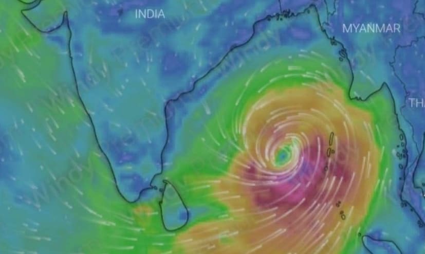 ল্যান্ডফলের সময় মোকার গতিবেগ সর্বোচ্চ ১৭৫ কিলোমিটার, অর্থাৎ চরম শক্তিশালী ঘূর্ণিঝড় হিসেবে আছড়ে পড়তে পারে উপকূলে। ঘূর্ণিঝড় মোকা রবিবার দুপুরে বাংলাদেশের কক্সবাজার এবং মায়ানমারের কিয়াপ্পুর মাঝে স্থলভাগে আছড়ে পড়বে। আবহাওয়াবিদদের অনুমান, মায়ানমারের বন্দর সিতওয়ের (Sittwe) কাছাকাছি কোথাও ল্যান্ডফলের প্রবল সম্ভাবনা রয়েছে। Photo Courtesy: Windy.com