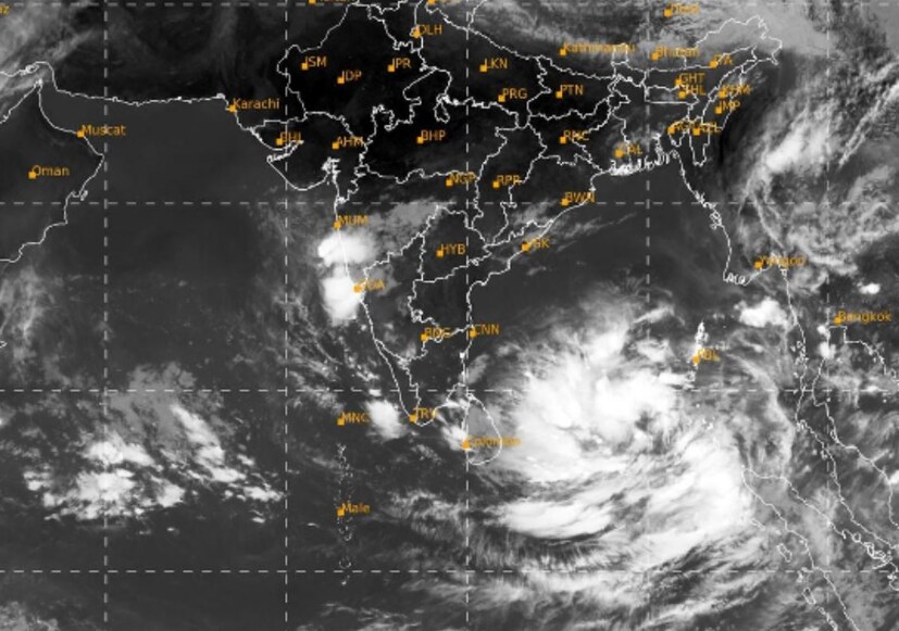 এই অবস্থায় প্রশাসনের তরফে সমস্তরকম ব্যবস্থা নেওয়া হয়েছে। মোতায়েন করা হয়েছে বিপর্যয় মোকাবিলা বাহিনী, সেনাকে। উপকূলবর্তী এলাকা থেকে সরানো হয়েছে লোকজন। বিপর্যয় রুখতে তৈরি একদিকে মায়ানমার, অন্যদিকে বাংলাদেশ প্রশাসন। সাগর ফুঁসতে শুরু করেছে। জলোচ্ছ্বাসের সম্ভাবনাও প্রবল।