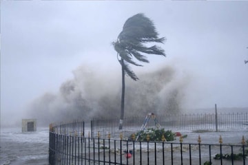 দানবের মতো আছড়ে পড়ল সুপার সাইক্লোন মোকা,২০০ কিমি বেগে চলছে তাণ্ডব,ভয়ঙ্কর অবস্থা