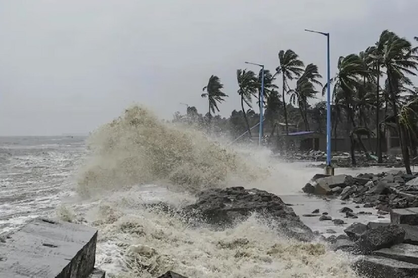দক্ষিণ-পূর্ব বঙ্গোপসাগরের শক্তিশালী ঘূর্ণিঝড় ‘মোকা’ আজ, শুক্রবার সকালে অতি শক্তিশালী ঘূর্ণিঝড়ে পরিণত হয়েছে। প্রাথমিকভাবে উত্তরমুখী হলেও আজ দিক পরিবর্তন করবে মোকা। উত্তর ও উত্তর পূর্ব দিকে এগিয়ে মায়ানমার সংলগ্ন উপকূলে ল্যান্ডফল হবে রবিবার দুপুরে। 