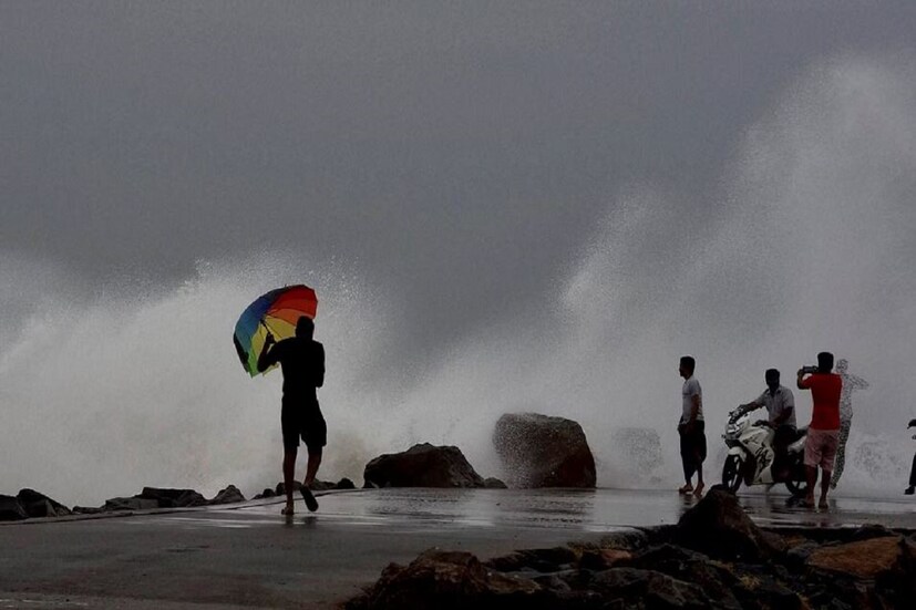 দক্ষিণ-পূর্ব বঙ্গোপসাগরের অতি শক্তিশালী ঘূর্ণিঝড় মধ্য বঙ্গোপসাগরে চরম শক্তিশালী ঘূর্ণিঝড়ে পরিণত হয়েছে। দিক পরিবর্তন করে উত্তর ও উত্তর পূর্ব দিকে এগিয়ে মায়ানমার ও বাংলাদেশ সংলগ্ন উপকূলে ল্যান্ডফল হবে রবিবার দুপুরে। ল্যান্ডফলের সময় মোকার গতিবেগ সর্বোচ্চ ১৭৫ কিলোমিটার অর্থাৎ চরম শক্তিশালী ঘূর্ণিঝড় হিসেবে আছড়ে পড়তে পারে উপকূলে। বাংলাদেশের মায়ানমার সংলগ্ন টেকনাফ ও মহেশখালীর মধ্যে এটি স্থলভাগে প্রবেশ করতে পারে।