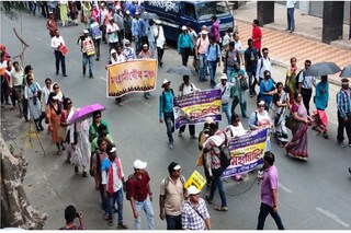 ডিএ-র দাবিতে হরিশ মুখার্জী রোডে সরকারি কর্মচারীদের মিছিল৷ 