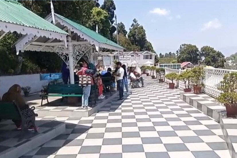 প্রতিদিনই ঠান্ডার খোঁজে বাঙালি পর্যটকেরা এখন পাহাড়মুখী। সাধারণত জুনের ছুটিতে ভিড় বাড়ে। এবারে এপ্রিলের তৃতীয় সপ্তাহ থেকেই পর্যটকদের ঠিকানা শৈলশহর। সকাল তো বটেই সন্ধ্যার দিকেও ম্যালে জমজমাট আড্ডা পর্যটকদের। সকালের দিকে শৈলশহর দার্জিলিংয়ের তাপমাত্রা ছিল ১৪ ডিগ্রির আশপাশে। বিকেলের পর কিছুটা নামে। 