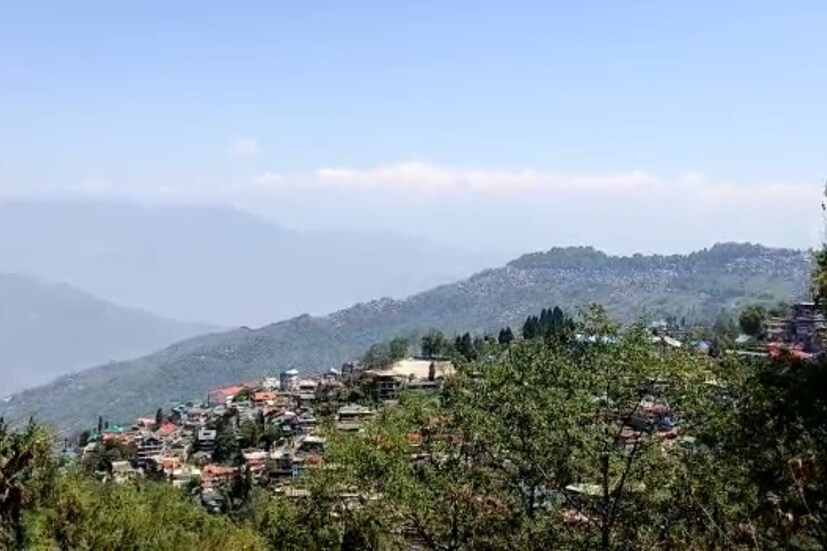 খুশি বেড়াতে আসা পর্যটকেরা। কলকাতা থেকে বেড়াতে আসা জ্যাসমিন লস্কর এবং দেবারতি মুখোপাধ্যায়রা উপভোগ করছেন পাহাড়ি আবহাওয়া। রোদ ঝলমলে আকাশ। পরিষ্কার পাহাড়। ম্যালের ভিউ পয়েন্ট থেকে চলে দেদার সেল্ফি আর গ্রুপফি তোলার হিড়িক। পর্যটকদের কথায়, কলকাতাতে এই সময়ে রাস্তায় বার হওয়া কার্যত কষ্টকর। চারদিকে লু বইছে। 