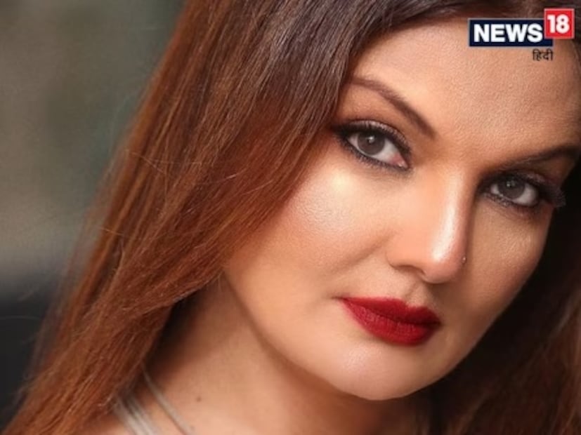 তিনি লিখেছেন, আসলে তাঁদের দু’জনেরই চুলের স্টাইল একই রকম ছিল, আবার পশ্চিমি ফ্যাশন ছিল দু’জনেরই অত্যন্ত পছন্দের। অথচ তাঁরা কেউ কখনও বিষয়টি বুঝে উঠতেই পারেননি। তবে গত বছরই তিনি বিষয়টি বুঝতে পারেন। আসলে দুবাইয়ে তাঁকে কেউ ‘পারভিন ম্যাম’ বলে সম্বোধন করেছিলেন, সেখান থেকেই জিনাত আমনের কাছে বিষয়টা স্পষ্ট হয়।   তবে শুধু সমকালীন অভিনেত্রী জিনাত আমনই নন, আরও এক জন অভিনেত্রী বলিউডে এসেছিলেন, যাঁকে দেখতে অনেকটা পারভিন বাবির মতো। তিনি হলেন দীপশিখা নাগপাল। 