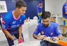 ধোনির সই করা ব্যাট যশস্বীর জীবনের সেরা প্রাপ্তি! বাঁধিয়ে রাখবেন তরুণ তারকা