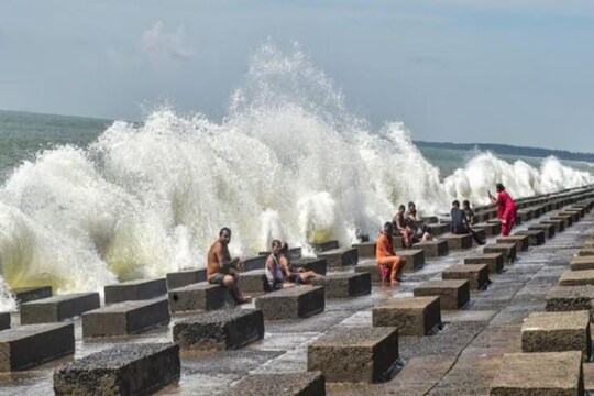 বিপত্তি মধ্যে পড়তে হতে পারে পর্যটকদের।