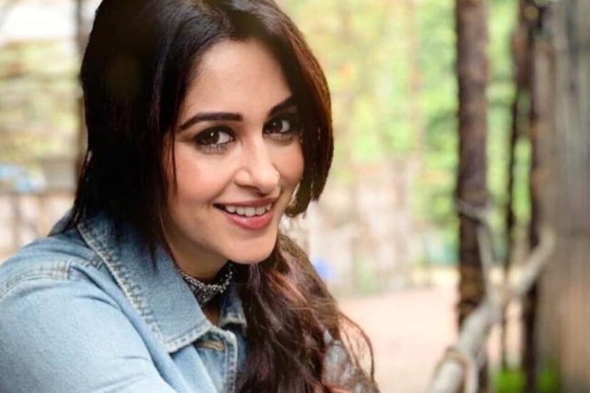 এবার প্রি ম্যাচিওর বেবি। ফলে দুশ্চিন্তা রয়েই যাচ্ছে অনুরাগীদের মনে। কতদিন হাসপাতালে রাখতে হবে সদ্যোজাতকে, সে ব্যাপারে কোনও তবে নতুন সদস্যের ছবি দেখতে আগ্রহী সকলেই।