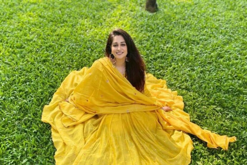 জানা গিয়েছে, তিনি নাকি সন্তান এবং পরিবারকেই সমস্ত সময় দিতে চান। গৃহবধূ হয়েই কাটাতে চান বলে জানিয়েছেন দীপিকা। আর সেই কারণেই অভিনয় ত্যাগের সিদ্ধান্ত।