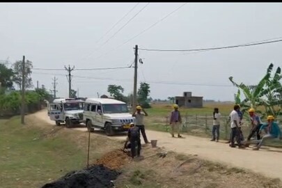 ধান কাটার মেসিন নিয়ে ধান কাটতে যাওয়ার সময় দুই শ্রমিকের গায়ে বিদ্যুতের তার লেগে মৃত্যু হয়
