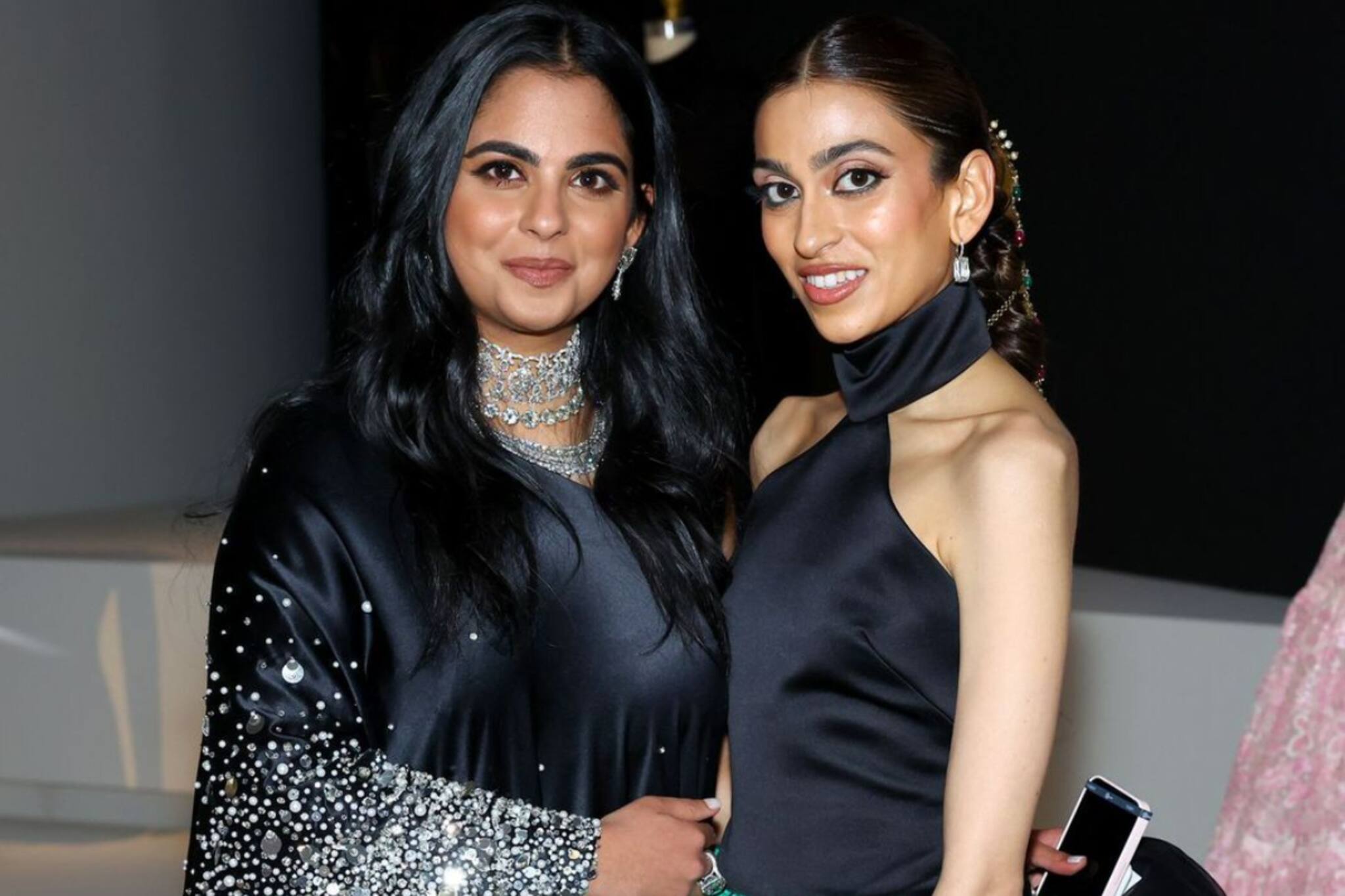 বলি নায়িকাদের কড়া টেক্কা! কালো ওয়ান শোল্ডার গাউনে দ্যুতি ছড়ালেন ইশা