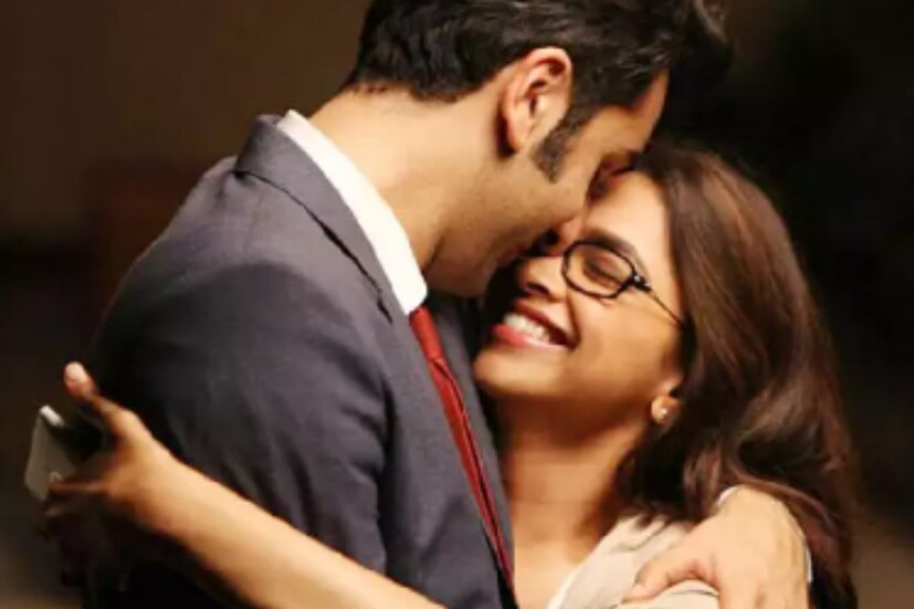 করণ জোহরের জনপ্রিয় টক শো কফি উইথ করণ সদ্যই শুরু হয়েছে৷ শো-এর প্রথম পর্বের অতিথি হিসেবে হাজির ছিলেন দীপিকা পাড়ুকোন ও রণবীর সিং৷ নতুন সিজন শুরু হওয়ার সঙ্গে সঙ্গে পুরনো দিনের কথা মনে করেছেন নেটিজেনরা৷ দীপিকা বলেছিলেন রণবীরের উচিত কোনও কন্ডোম সংস্থার প্রচারের মুখ হওয়া৷ তবে এর পাল্টা উত্তরও দিয়েছিলেন রণবীর৷