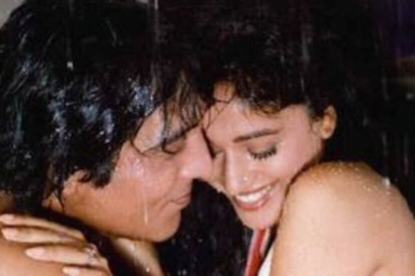 বিনোদের সঙ্গে 'দয়াবান' ছবি করার প্রস্তাব পেয়েছিলেন মাধুরী দীক্ষিত৷ সেই ছবিতেই একাধিক অন্তরঙ্গ দৃশ্য ছিল। ঘনিষ্ঠ দৃশ্যে নিজেকে উজাড় করে দিয়েছিলেন নায়িকা ৷
