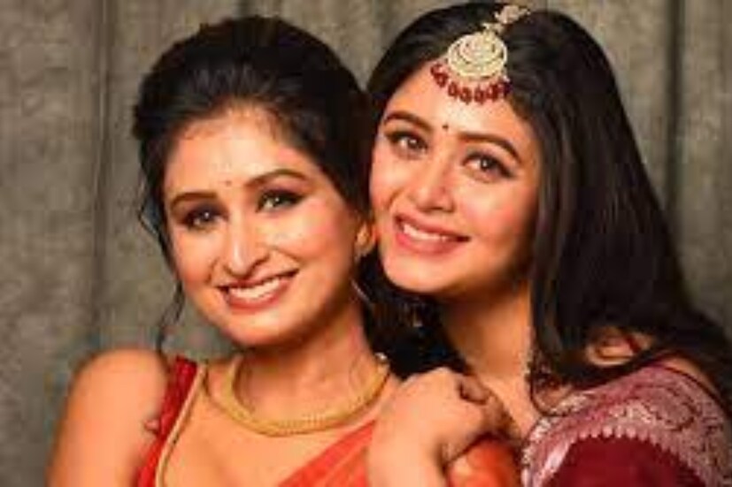 বাঙালি পরিচালক শতরূপা সান্যালের সঙ্গে দেখা গিয়েছে তাঁর দুই মেয়ে ঋতাভরী ও চিত্রাঙ্গদাকে৷ একরত্তি মেয়েদের নিয়ে টেবিলে বসে রয়েছেন শতরূপা৷ নিমেষে ভাইরাল হয়েছে ছবি৷