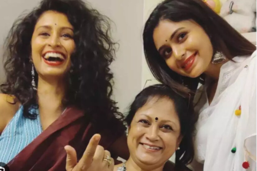 ছোটবেলা থেকেই দুই মেয়েকে একা হাতে মানুষ করেছেন এই বাঙালি পরিচালক৷ নিজের ছোটবেলার ছবি শেয়ার করে সোশ্যাল মিডিয়ায় ঋতাভরী লেখেন-তোমরা আমাদের চেনো কি? চেনো কি? চেনো কি? তবে প্রথম দেখাতে অনেকেই ঋতাভরীকে চিনতে পারেননি৷