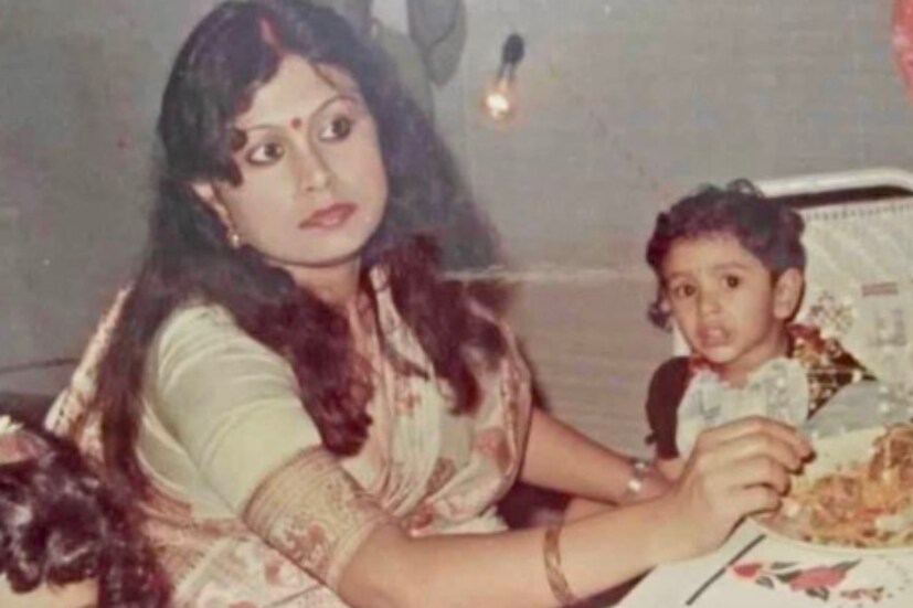 তারকাদের ছোটবেলার ছবি নিয়ে বরাবরই বেশ আগ্রহ রয়েছে নেটিজেনদের৷ বাচ্চাবেলার ছবি দেখতে একপ্রকার মুখিয়ে রয়েছেন ভক্তরা৷ এবার প্রকাশ্যে এল টলিউড নায়িকার ফাটাফাটি ছবি৷ তবে বেশিরভাগ মানুষই তাকে চিনতে গিয়ে ভিড়মি খেয়েছেন৷