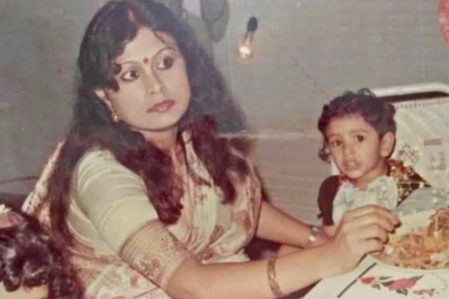  তারকাদের ছোটবেলার ছবি নিয়ে বরাবরই বেশ আগ্রহ রয়েছে নেটিজেনদের৷ বাচ্চাবেলার ছবি দেখতে একপ্রকার মুখিয়ে রয়েছেন ভক্তরা৷ এবার প্রকাশ্যে এল টলিউড নায়িকার ফাটাফাটি ছবি৷ তবে বেশিরভাগ মানুষই তাকে চিনতে গিয়ে ভিড়মি খেয়েছেন৷