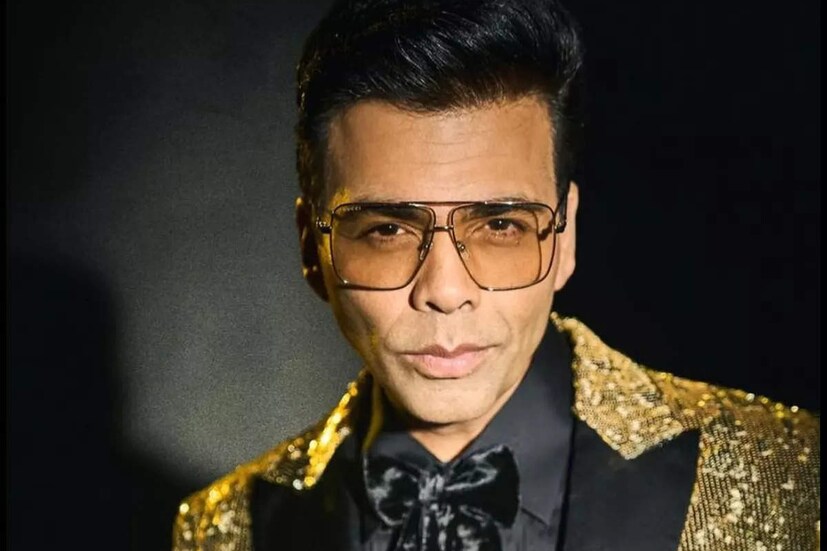 তবে তাঁর কিছু বন্ধু দোকানে গিয়েছিলেন সঙ্গে। এক জন পুরুষকে মহিলাদের অন্তর্বাস কিনতে দেখে বেশ চমকে গিয়েছিলেন তাঁরা। অস্বস্তি, লজ্জায় মাথা কাটা যাচ্ছিল তাঁদের।