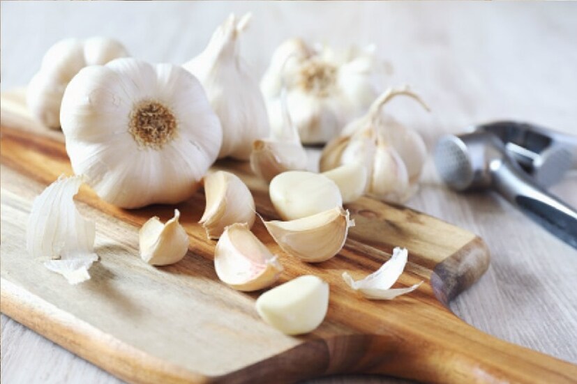 Garlic Health Benefits: এছাড়াও যাদের রক্ত খুব পাতলা তাদেরকে ডাক্তারের পরামর্শ নিয়ে এক কোয়া রসুন খাওয়ার পরামর্শ দিচ্ছেন তিনি। এক কোয়া রসুনের গুণ এই পদ্ধতিতে খেলেই বোঝা যাবে।
