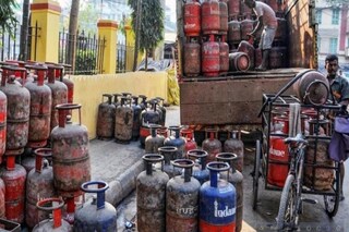 বাড়িতে ব্যবহারের নয়, কমল বাণিজ্যিক সিলিন্ডারের দাম৷ 