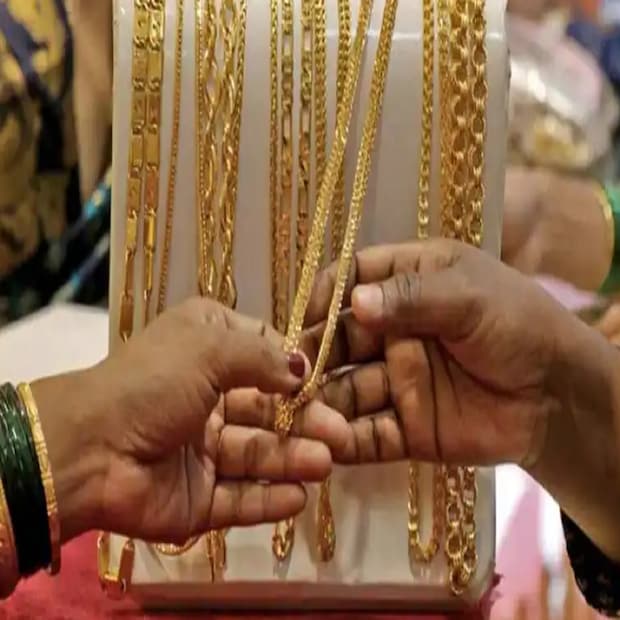 মেকিং চার্জ:  সোনার দামের পর আসে মেকিং চার্জ। অর্থাৎ সোনার দাম দেওয়া হল এবার গয়না তৈরির মুজুরি দিতে হবে। এতে প্রতি গ্রাম সোনায় ১০ থেকে ৩০ শতাংশ পর্যন্ত মার্জিন নেন বিক্রেতারা। তবে মাথায় রাখতে হবে, মেকিং চার্জ নিয়ে দর কষাকষি করা যায়। সাধারণ ডিজাইনে কম খরচ, সূক্ষ ডিজাইনের সোনার গয়নার দাম বেশি হয়।