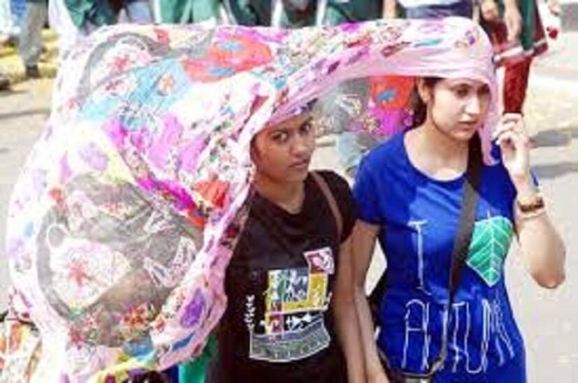 গত সপ্তাহে জেলায় জেলায় ঝড় বৃষ্টি বজ্রপাত জারি ছিল প্রায় গোটা সপ্তাহজুড়েই। কিন্তু এই সপ্তাহের শুরু থেকেই তাপপ্রবাহের ইঙ্গিত ছিল। যদিও বাতাসে জলীয় বাষ্পের পরিমাণ হঠাৎ করেই অনেকটা বেড়ে যাওয়ায় আপাতত পূর্ব ঘোষিত তাপপ্রবাহ পরিস্থিতি থেকে কিছুটা মুক্তি পেল রাজ্য।