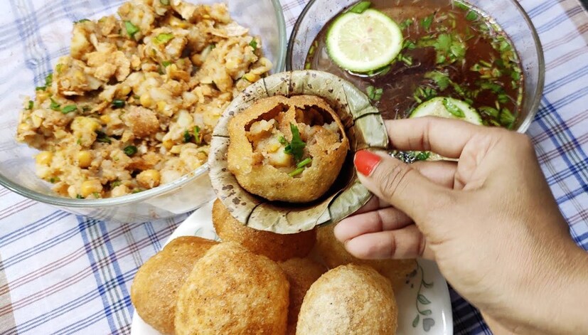 বর্ষায় রাস্তার খাবার এড়িয়ে চলাই ভাল। এটা মেনে চললে আপনি সুস্থ থাকতে পারবেন। তবে রাস্তার খাবার তৈরির জায়গা যদি পরিষ্কার-পরিচ্ছন্ন থাকে এবং স্বাস্থ্যবিধির যত্ন নেওয়া হয়, তাহলে এসব রোগের ঝুঁকিও কম থাকে।