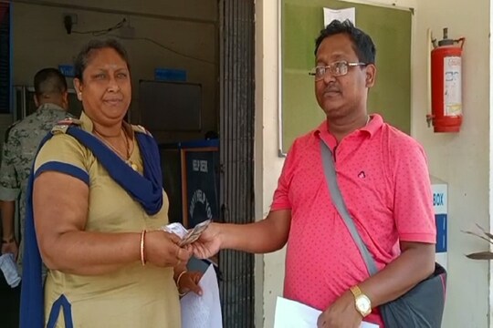 এটিএমে টাকা পড়ে আছে অথচ কোনও লোক নেই! দেখতে পেয়ে যা করলেন এই ব্যক্তি..