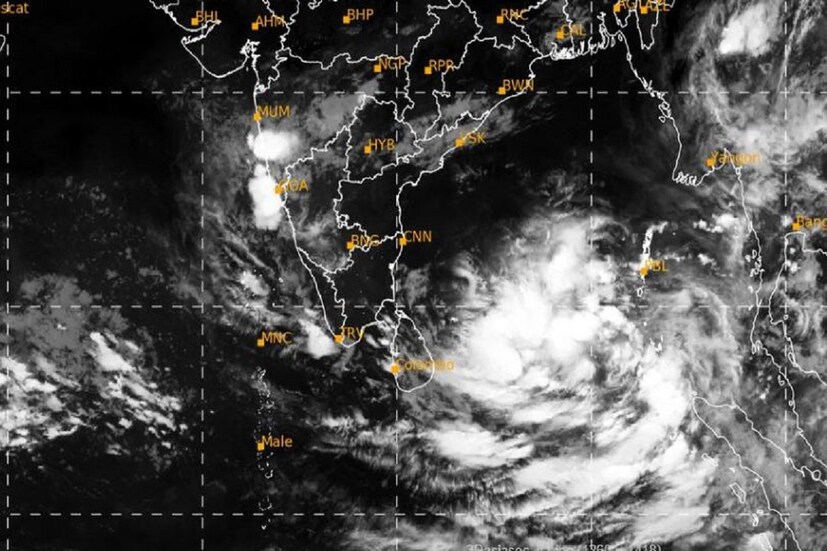 এই পরিস্থিতি যখন হয় তখন তীব্র বৃষ্টি হয় এবং প্রবল হাওয়া দেয়৷ এই পরিস্থিতিতে রেড অ্যালার্টে হয় বৃষ্টি৷ এর জেরে প্রচুর ক্ষয়ক্ষতির সম্ভাবনাও থাকে৷ Photo Courtesy- IMD