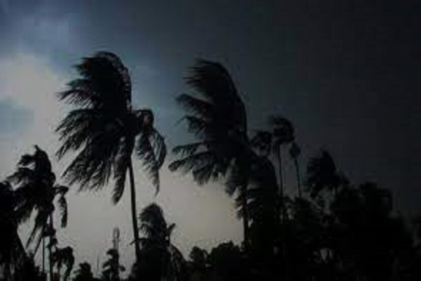 আবহাওয়া দফতর সূত্রে জানতে পারা গিয়েছে ৩০ থেকে ৫০ কিমি বেগে বইবে ঝোড়ো হাওয়া ৷ বৃহস্পতিবার বাজ পড়বে ও বৃষ্টিপাত বাড়বে ৷ প্রতীকী ছবি ৷