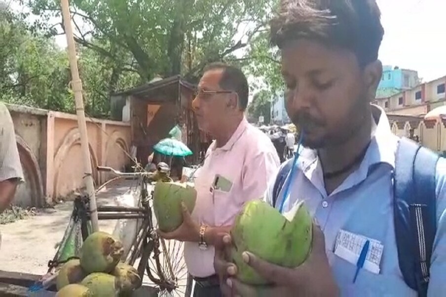  মোকা এলেও মওকা নেই দক্ষিণবঙ্গের কাছে। স্বস্তির বৃষ্টিতে আপাতত ইতি। আগামী বৃহস্পতিবার পর্যন্ত সেই অর্থে নেই বৃষ্টিপাতের কোনও সম্ভাবনা। উল্টে তাপমাত্রার পারদ পৌঁছতে পারে ৪০ ডিগ্রির দোরগোড়ায়। বিশেষ করে বাঁকুড়া, বীরভূম, পুরুলিয়া এবং পশ্চিম বর্ধমান জেলায় তাপমাত্রা ৪০ ডিগ্রির কাছাকাছি পৌঁছনোর ইঙ্গিত দিয়েছে হাওয়া অফিস। (নয়ন ঘোষ)
