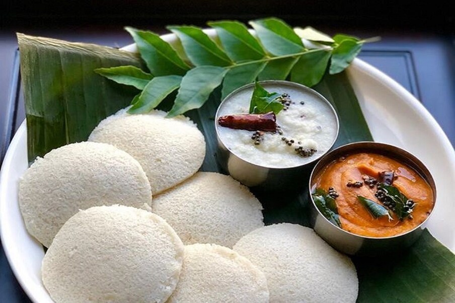  শুধু দক্ষিণ ভারতেই নয় সারা ভারতবর্ষেই প্রবল জনপ্রিয় ইডলি। সাম্বার ডাস ও চাটনি দিয়ে সাজানো এই খাবার দেখলে জিভে জল আসে অনেকেরই। এমনকী এই খাবার খেলে অম্বলও হয় না সহজে। তবে জানেন কী? ওজন কমাতে অত্যন্ত সাহায্য করতে পারে ইডলি।