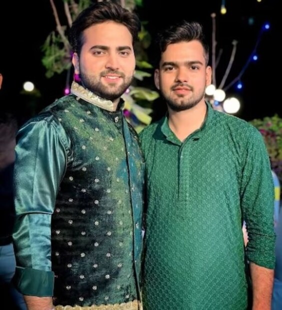 কিন্তু আচমকা কী এমন ঘটল যে, আলাদা থাকতে হচ্ছে এই জুটিকে? সেই কথাই শুনে নেওয়া যাক। গত ২৭ এপ্রিল মহম্মদ দানিশের বিয়ের আসর বসেছিল। উজ্জ্বল লাল শেরওয়ানিতে বর বেশে মহম্মদ দানিশকে দেখাচ্ছিল দুর্দান্ত। নজর ফেরানো যাচ্ছিল না কনে ফারহিনের দিক থেকেও। টকটকে লাল আর উজ্জ্বল সোনালির মিশেলে অপূর্ব সুন্দরী দেখাছিল কনেকে। আর জমকালো পোশাকের সঙ্গে যোগ্য সঙ্গত দিয়েছে তাঁর গয়নাও। একেবারে স্বপ্নের মতোই সুন্দর হয়ে উঠেছিল দানিশ-ফারহিনের বিয়ের আসর। 
