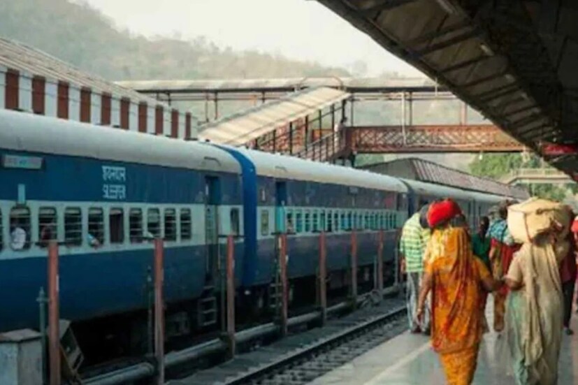 এ জন্য যাত্রীরা টিকিট চেকারের সঙ্গে যোগাযোগ করতে পারেন। এছাড়াও টিকিট কাউন্টারে গিয়ে ডুপ্লিকেট টিকেট করা যাবে। (প্রতীকী ছবি)