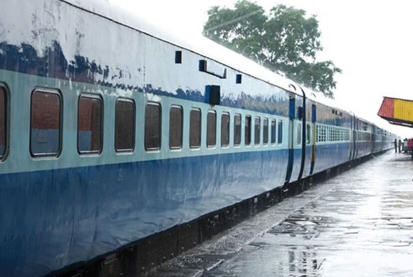 এবার ইউজার নেম এবং পাসওয়ার্ড দিয়ে লগ-ইন করতে হবে। এখানে ইউজার পেয়ে যাবেন অপশনও। গোটা ট্রেন না কি গোটা কোচ বুক করতে চান - এই দুইয়ের মধ্যে থেকে নিজের পছন্দের বিকল্পটি বেছে নিতে হবে। এর পর প্রয়োজনীয় তথ্য দিতে হবে। এই তালিকায় থাকবে - যাত্রার দিন, কোন কোচ নির্বাচন করতে চান ইত্যাদি তথ্য। এর পর পেমেন্ট অপশন আসবে। তবে এই পেমেন্ট করার ক্ষেত্রে কিছু নিয়ম আগে থেকে জেনে রাখা ভাল।