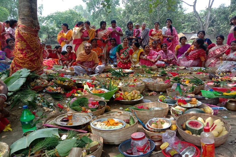 দক্ষিণ দিনাজপুর:বাঙালির বারো মাসের তেরো পার্বণের এই দিনটা মূলত জামাইদের রসনাতৃপ্তির। যুগ যুগ ধরে বাঙালীদের ঘরে জামাইষষ্ঠীর রীতির প্রচলন আছেl এটি মূলত জ্যৈষ্ঠ মাসে শুক্লপক্ষের ষষ্ঠী তিথিতে পালিত হয় l নিজস্ব ছবি ৷