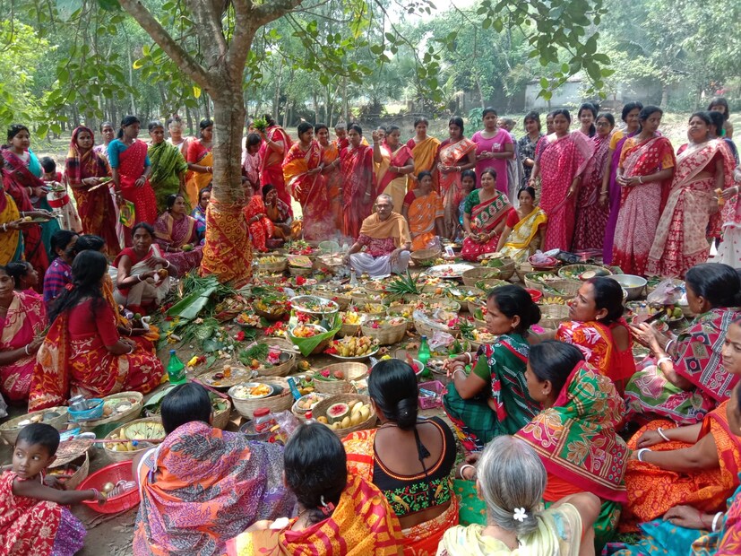 মা বউরা তাঁদের সন্তানদের মঙ্গল কামনায় এই ষষ্ঠীর পুজো করে থাকেন। পাশাপাশি, শাশুড়িরা তাদের মেয়ে জামাইদের মঙ্গল কামনার্থে জামাই ষষ্ঠী পুজোকে কেন্দ্র করে উৎসবের আনন্দে মেতে উঠেন। প্রতীকী ছবি ৷
